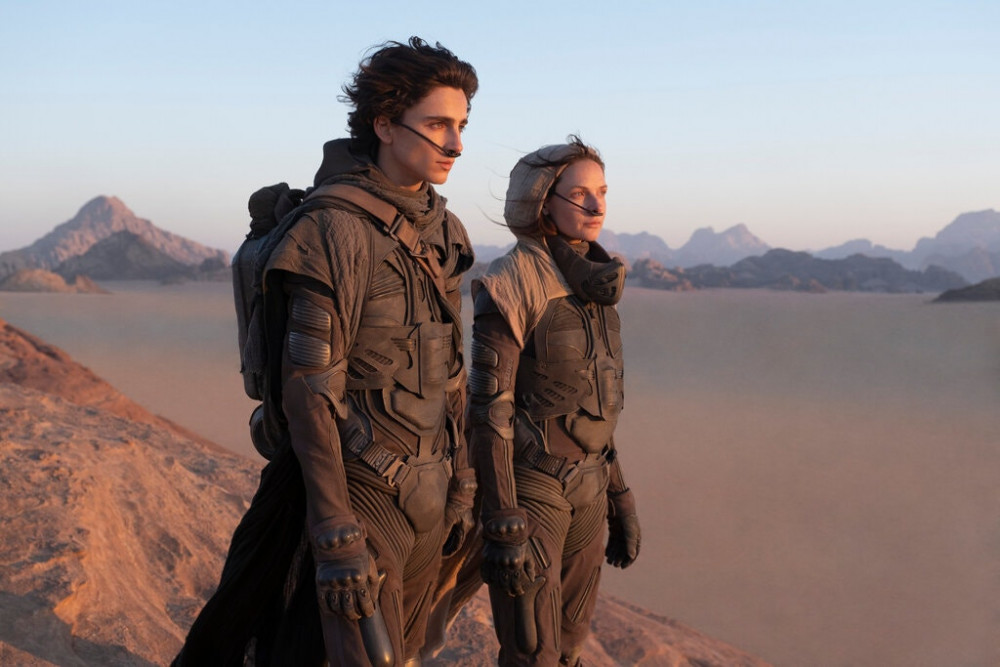Timothée Chalamet và Rebecca Ferguson trong “Dune”, một trong 17 phim Warner Bros. sẽ phát hành tại các rạp và trên HBO Max đồng thời vào năm tới.Tín dụng...