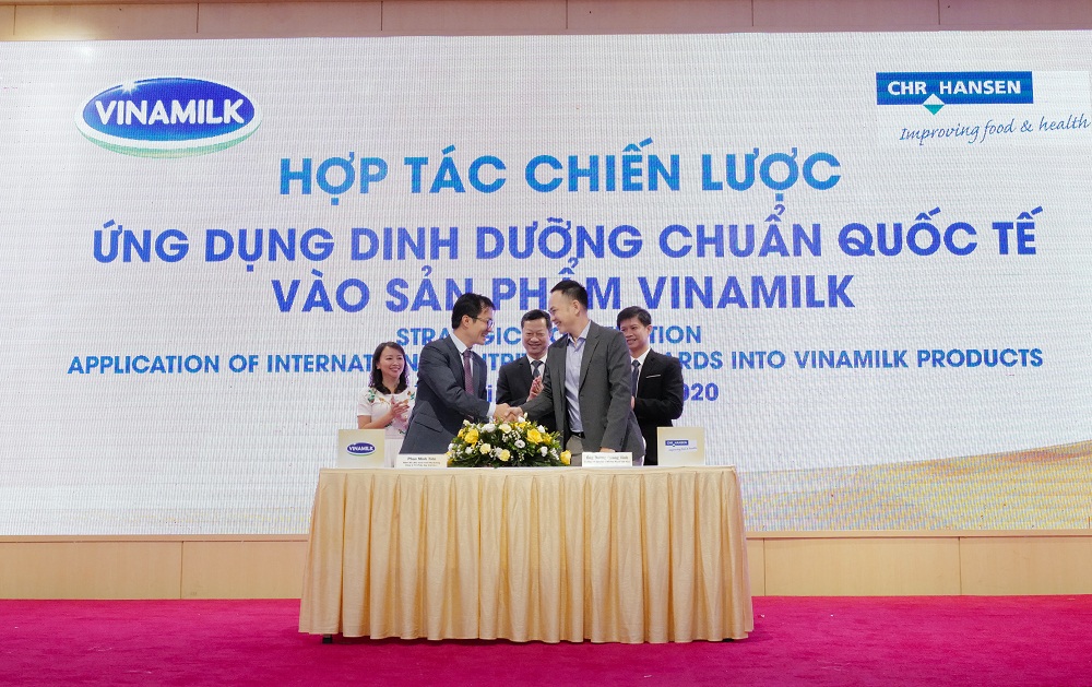 Đại diện Vinamilk và Tập đoàn CHR Hansen tại Việt Nam thực hiện ký kết hợp tác chiến lược tại sự kiện. Ảnh: Vinamilk cung cấp