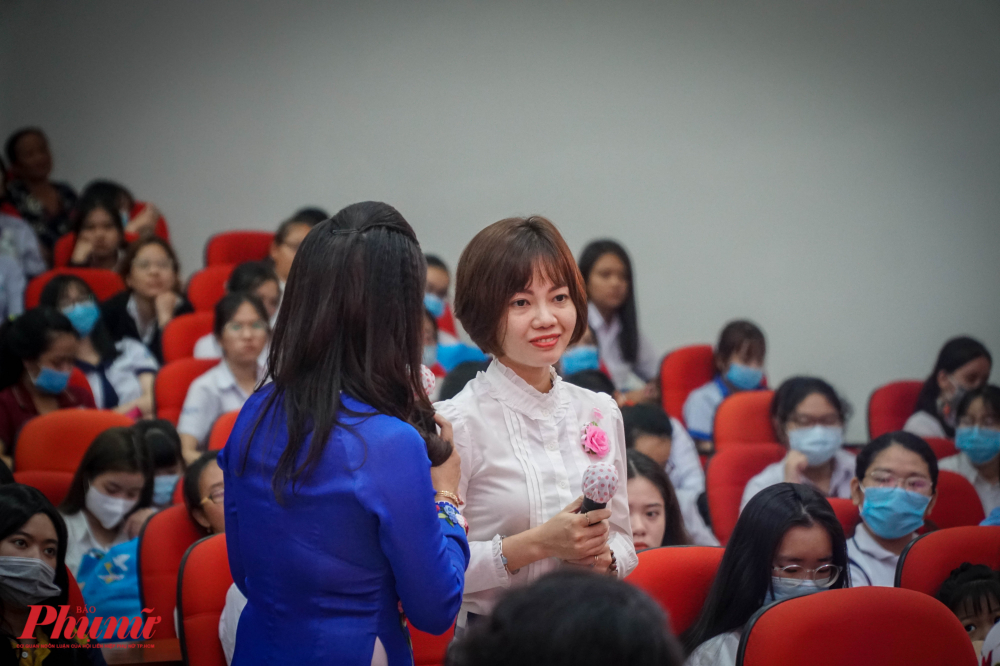 Chị Trần Kim Giàu - nữ sinh được nhận học bổng Nguyễn Thị Minh Khai năm xưa, nay thành nhà tài trợ cho chương trình chăm lo đàn em. 