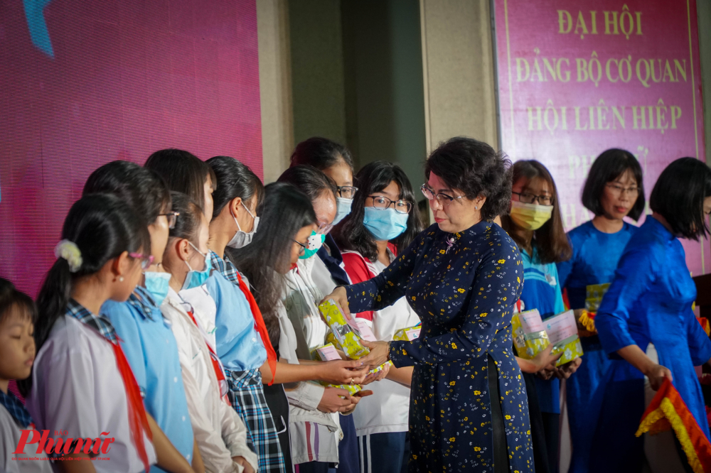 Bà Tô Thị Bích Châu - Chủ tịch UB Mặt trận Tổ quốc TPHCM trao học bổng Nguyễn Thị Minh Khai cho các em học sinh hiếu học, vượt khó. 