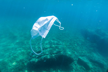 Báo cáo cho biết hơn 1,5 tỷ chiếc khẩu trang sẽ gây ô nhiễm các đại dương trong năm nay - Ảnh: Shutterstock