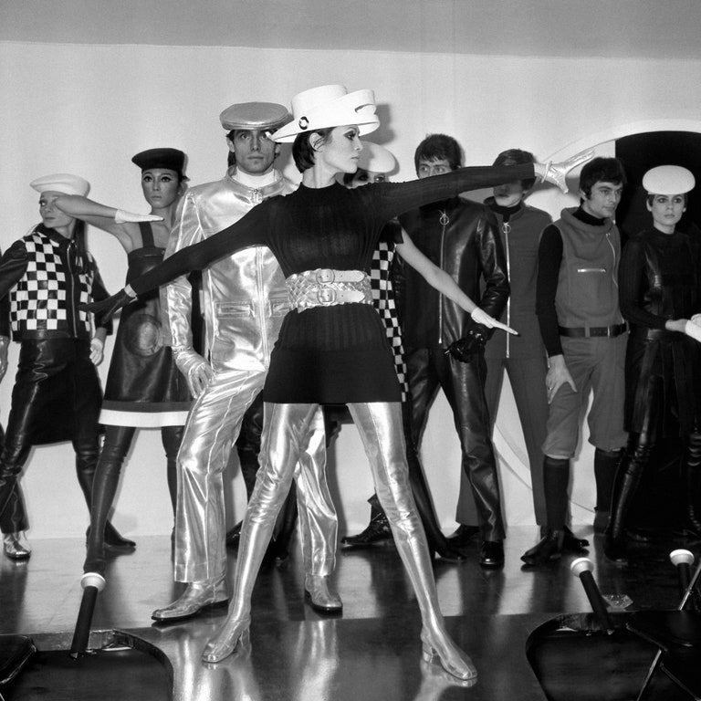 Series Cosmocorps ra mắt năm 1964. Cardin thử nghiệm thành công với thiết kế váy ngắn, họa tiết ca rô, bốt kim loại và mũ viền độc đáo. (Ảnh: Getty)