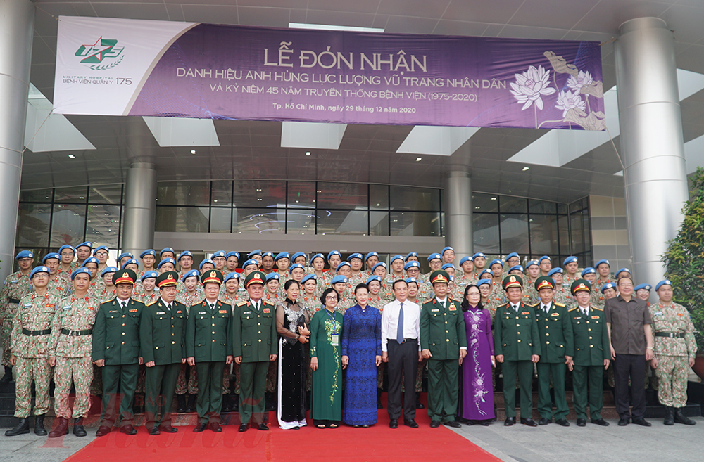 Chủ tịch Quốc hội Nguyễn Thị Kim Ngân, Bí thư Thành ủy TPHCM Nguyễn Văn Nên chụp hình lưu niệm cùng các đại biểu tại buổi lễ