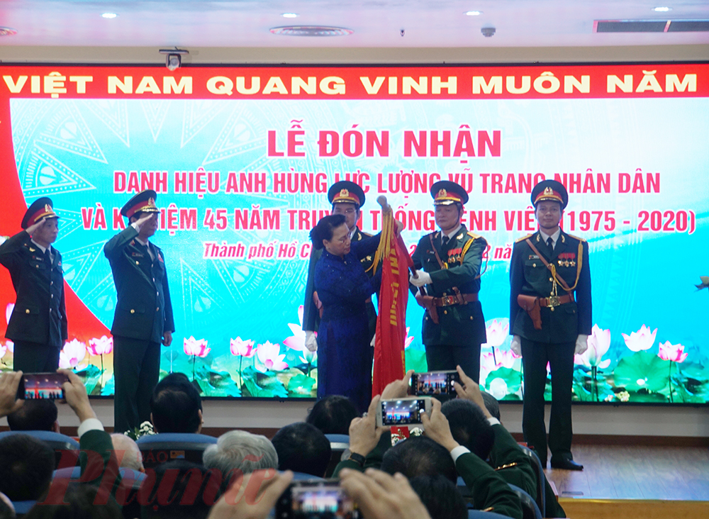 Chủ tịch Quốc hội Nguyễn Thị Kim Ngân gắn danh hiệu Anh hùng Lực lượng vũ trang nhân dân trong buổi lễ