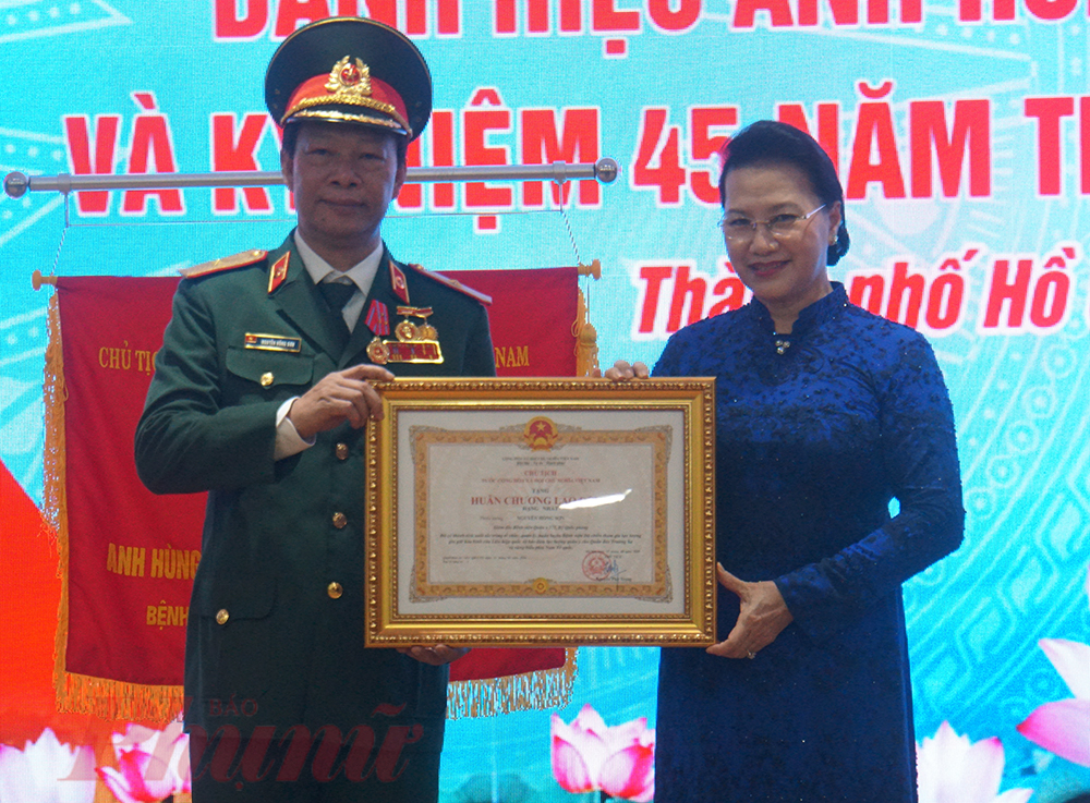 Chủ tịch Quốc hội Nguyễn Thị Kim Ngân trao tặng Huân chương lao động Hạng nhất cho Thiếu tướng Nguyễn Hồng Sơn - Giám đốc Bệnh viện Quân y 175