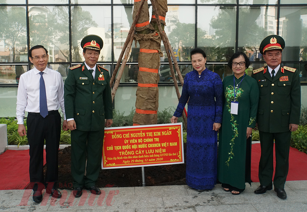 Chủ tịch Quốc hội Nguyễn Thị Kim Ngân trồng cây lưu niệm tại Bệnh viện Quân y 175