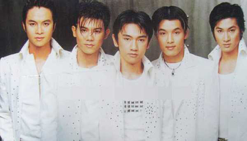 1088 là nhóm nhạc từng rất nổi tiếng vào những năm 2000 (Vân Quang Long thứ 2 từ trái qua) 