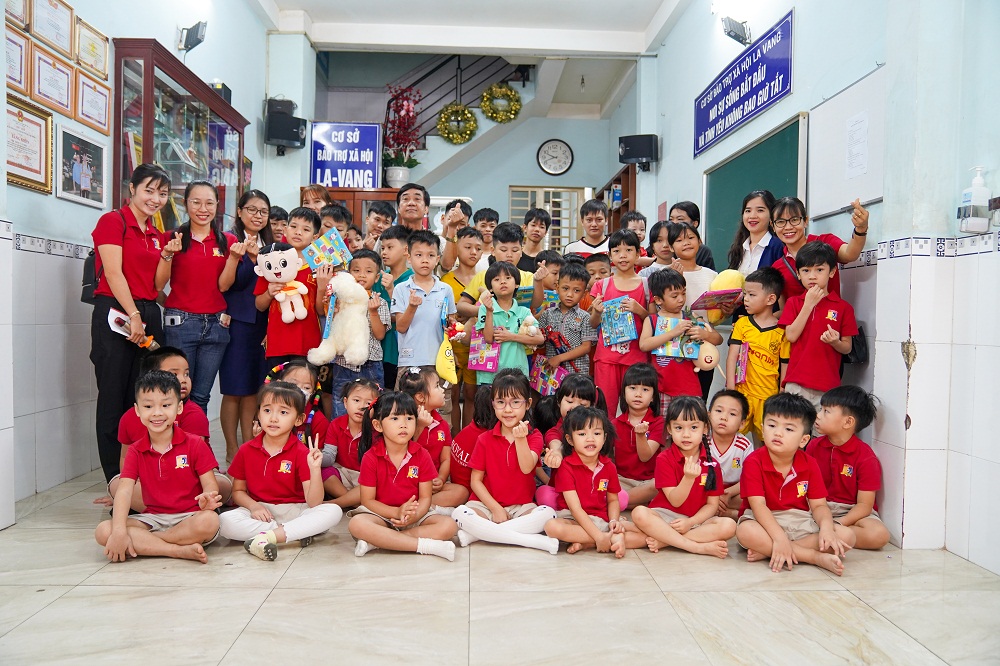 Ngay từ lứa tuổi mầm non, các bạn học sinh tại Royal School đã được rèn luyện và học cách quan tâm đến cộng đồng. Ảnh: Royal School cung cấp