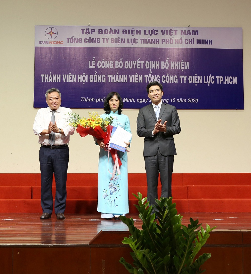 Bà Đỗ Thị Xuân Chi cùng các đồng chí trong Ban lãnh đạo EVNHCMC. Ảnh: EVNHCMC cung cấp