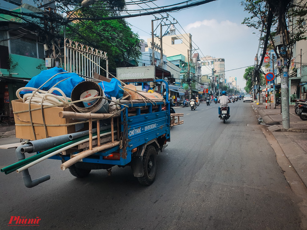 Nhu cầu vận chuyển hàng hóa trong mùa cận Tết tăng cao khiến các xe vận chuyển luôn trong tình trạng quá tải