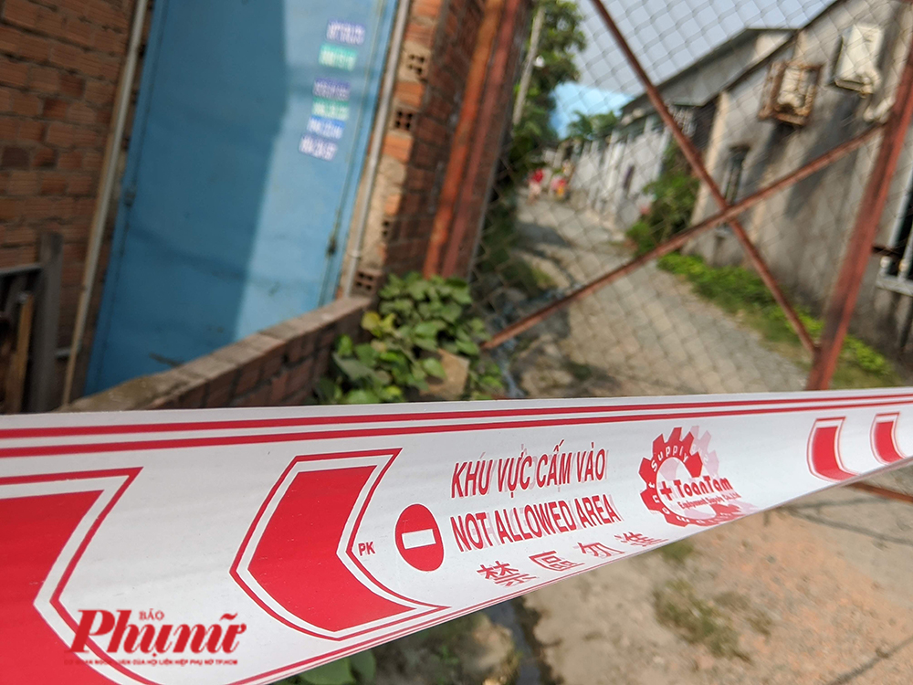 Con hẻm vào xưởng đúc đồng trên đường Nguyễn Xiển bị phong tỏa