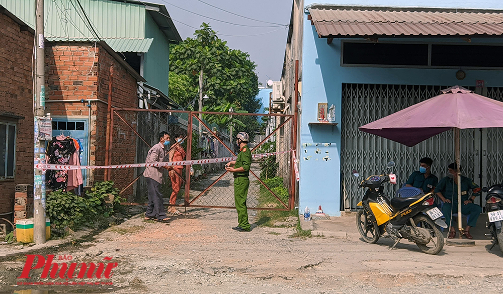 Phong tỏa đường vào xưởng đúc đồng trên đường Nguyễn Xiển, quận 9, TPHCM