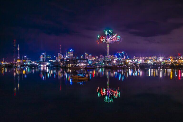 Pháo hoa bắn ra từ tháp SkyTower ở Auckland