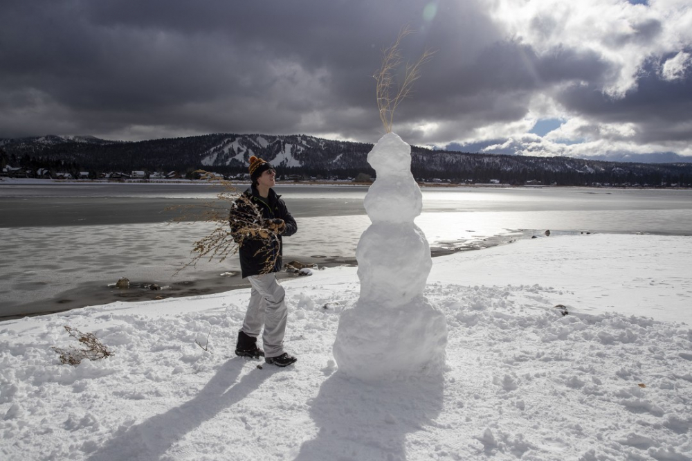 Matteo Jackson, 21 tuổi, cư dân thị trấn Moorpark, hoàn thành tác phẩm người tuyết trên bãi tắm Hồ Gấu Lớn hôm 29/12 - Ảnh: Los Angeles Times