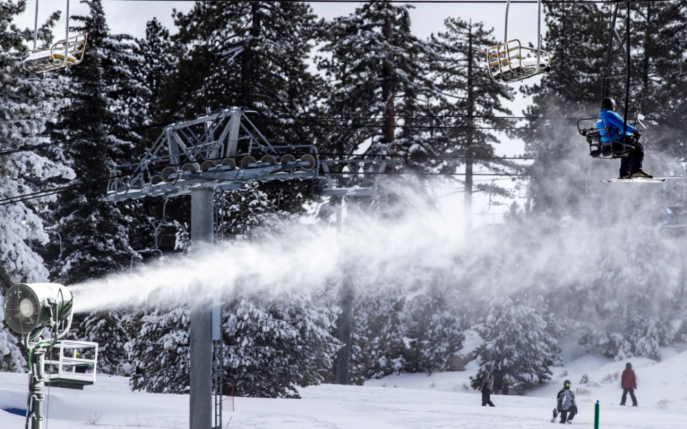 Phun tuyết nhân tạo lên sườn núi để “làm mới” lớp tuyết tại Snow Valley Mountain Resort ở Running Springs, California - Ảnh: Los Angeles Times