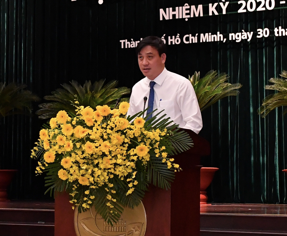 Phó Chủ tịch UBND TPHCM Lê Hòa Bình báo cáo tờ trình nhiệm vụ điều chỉnh quy hoạch chung TP đến năm 2040, tầm nhìn đến năm 2060.