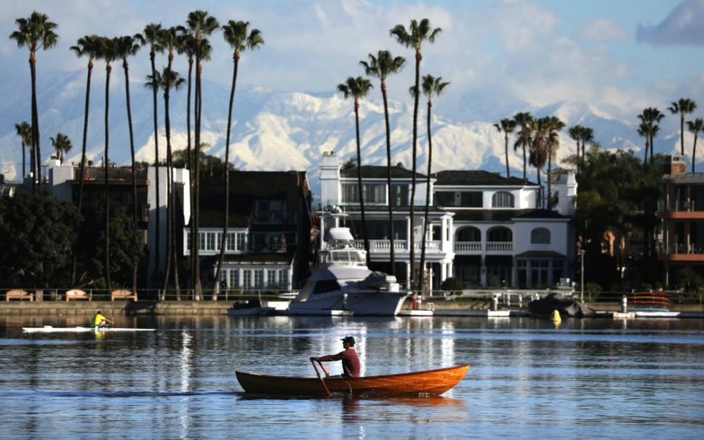 Những ngọn núi phủ tuyết trắng có thể nhìn thấy từ Bán đảo Long Beach hôm 29/12 - Ảnh: Los Angeles Times