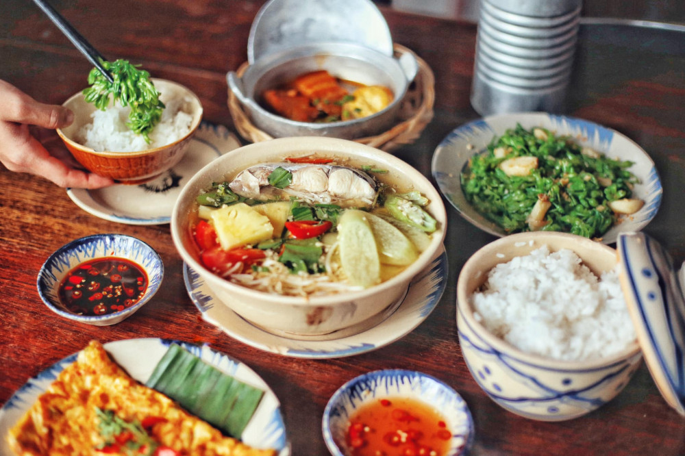 Đến Rice Field, bạn hãy thưởng thức cơm cháy với thịt kho quẹt. Cơm cháy giòn tan ăn kèm với thịt kho thì ngon xuất sắc luôn. Cùng với đó là món bánh bèo có bột bánh mềm, dẻo. Độ dày bánh vừa phải nên ăn không bị ngán đâu các bạn nhé.  Nếu các bạn có dịp đi ngang qua con đường Hồ Tùng Mậu. Thì hãy thử dừng chân và thưởng thức món cơm niêu Sài Gòn với những món ăn hấp dẫn nơi đây nhé.