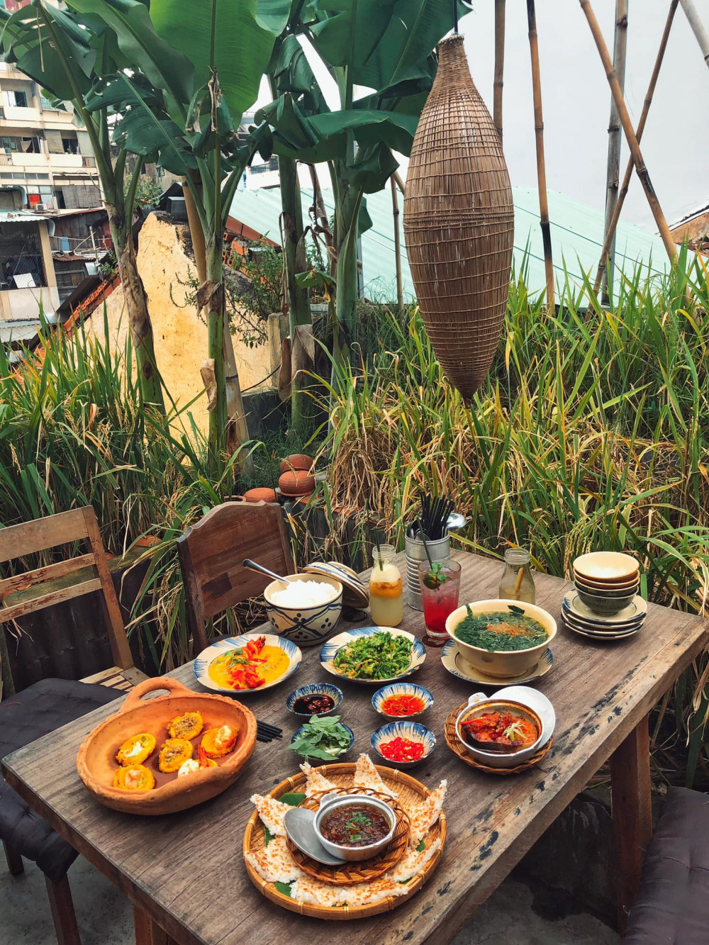 4. Rice Field Địa chỉ: 75 Hồ Tùng Mậu, Bến Nghé, Quận 1, Hồ Chí Minh Nằm ngay trên con đường sầm uất của thành thị, Rice Field khiến cho bạn không khó để tìm kiếm. Nhà hàng nép mình trong sự hoài cổ của làng quê lúa nước, đậm chất truyền thống Việt Nam.  Với không khí được thiết kế theo phong cách mộc mạc và ấm cúng. Các món ăn có giá không quá đắt so với các nhà hàng khác. Hơn nữa, đồ ăn nơi đây cũng rất phong phú, được chế biến tỉ mỉ và trình bày vô cùng đẹp mắt.