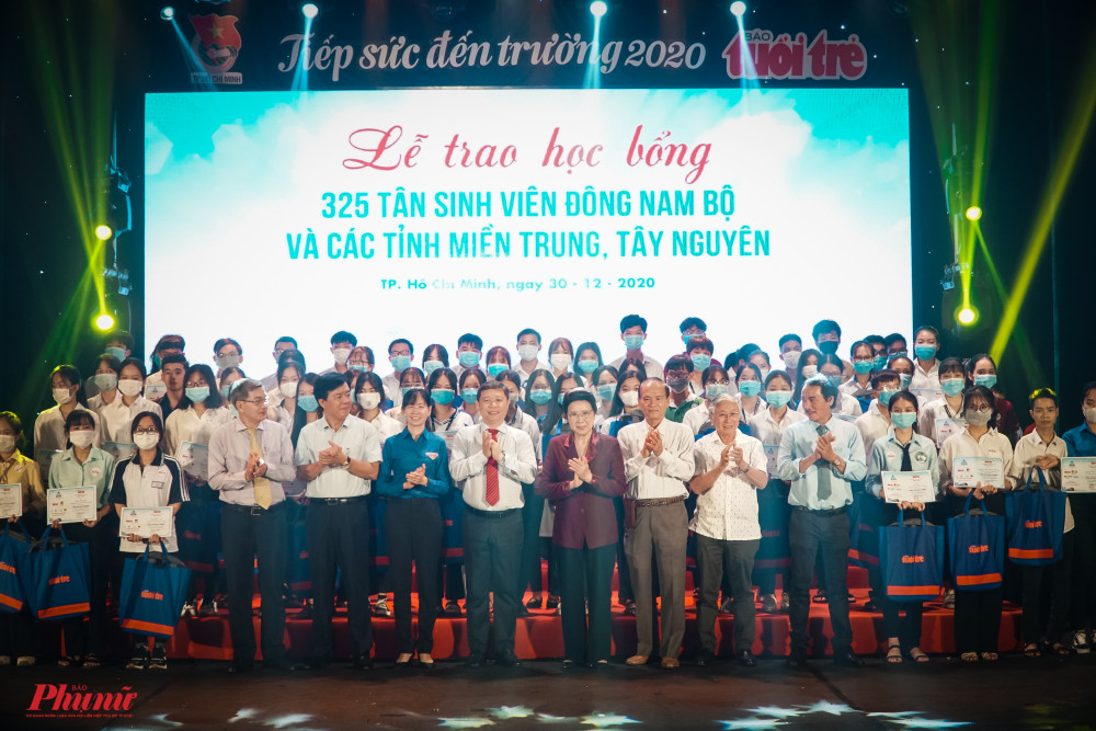 325 tân sinh viên có hoàn cảnh khó khăn đang học tập tại TPHCM được nhận học bổng 