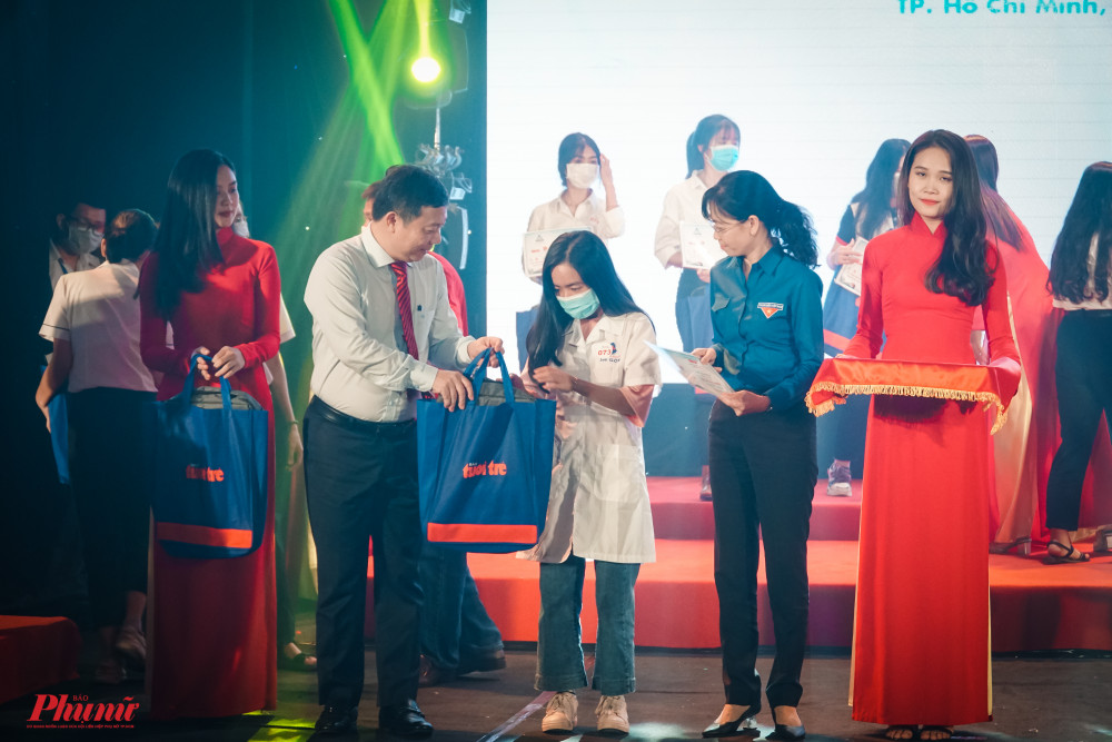 Ong Dương Anh Đức – Phó Chủ tịch UBND Thành phố trao quà cho tân sinh viên