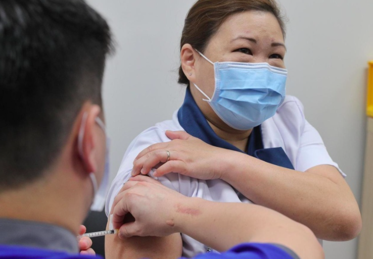  nữ y tá Sarah Lim - 46 tuổi, làm việc tại Trung tâm Quốc gia về các bệnh truyền nhiễm của Singapore - đã trở thành người đầu tiên ở Singapore cũng như ở Đông Nam Á được tiêm vắc xin ngừa COVID-19