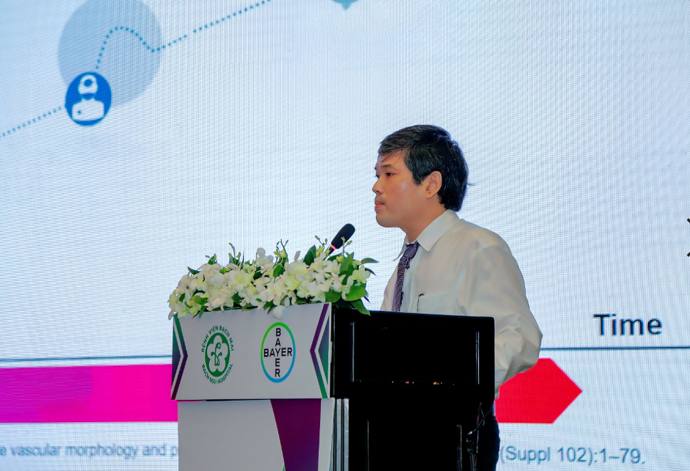 TS-BS Phan Quốc Hùng, Phó khoa Phẫu thuật Mạch Máu, Bệnh viện Chợ Rẫy thảo luận hướng cải thiện tiên lượng cho người bệnh động mạch ngoại biên sau can thiệp. Ảnh: Khang Lê
