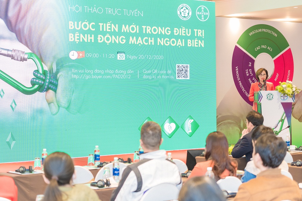 Ths-BS Trần Thị Lan Hương, Giám đốc Y khoa nhánh Dược phẩm, Bayer Việt Nam phát biểu chào mừng tại hội thảo “Bước tiến mới trong điều trị bệnh động mạch ngoại biên”. Ảnh: Khang Lê