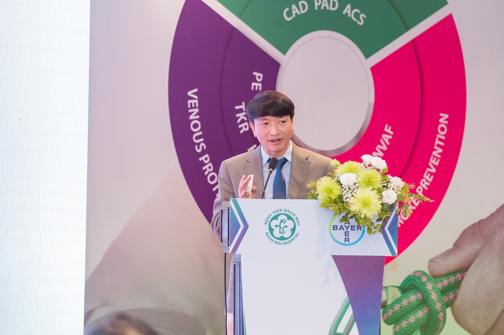 TS-BS Nguyễn Quốc Thái, Trưởng phòng C4, Viện Tim mạch, Bệnh viện Bạch Mai chia sẻ về những tồn đọng và giải pháp trong điều trị chống huyết khối ở bệnh động mạch ngoại biên. Ảnh: Khang Lê