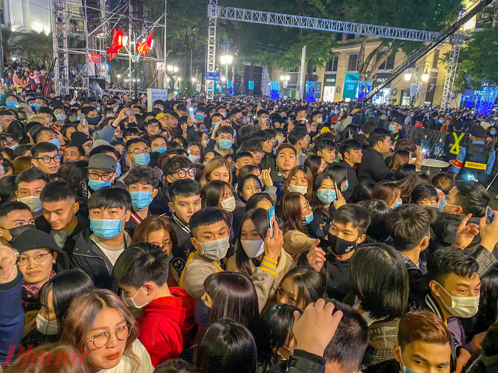 Theo ghi nhận của PV báo Phụ Nữ TP HCM, từ lúc 21g, các tuyến phố xung quanh quảng trường Cách mạng tháng Tam - Nhà hát Lớn Hà Nội đã chật cứng người.