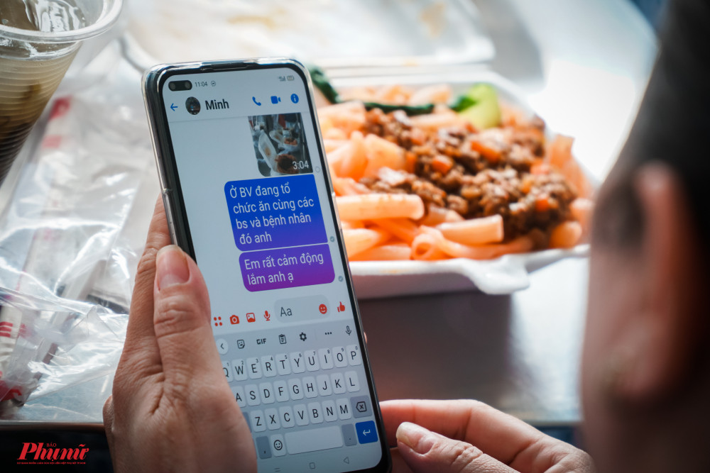 Những dòng tin nhắn cảm động của một nữ bệnh nhân nhắn cho người thân của mình trong lúc cùng ăn với mọi người