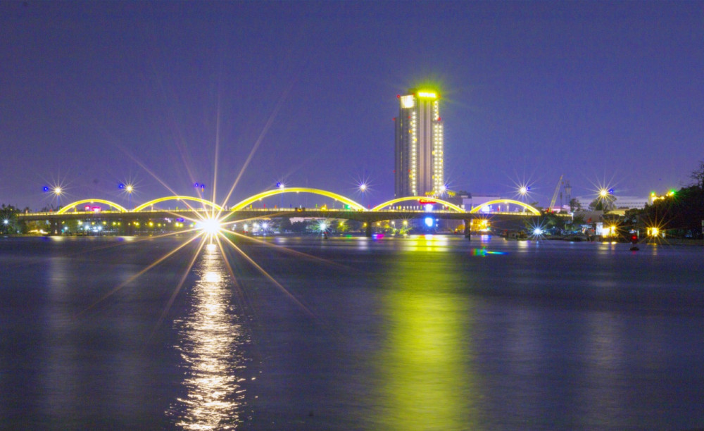 Cầu Quang Trung về đêm còn là một điểm nhấn cho cảnh quan du lịch thành phố