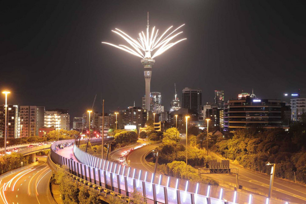 Tòa tháp Sky Tower tỏa sáng với màn pháo hoa mừng năm mới 2021