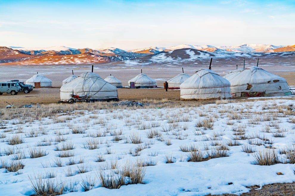 Tuyết rơi dày và đóng thành băng ở ngôi làng nằm trên đỉnh núi cao ở Mongolia - Ảnh: Getty Images/iStockphoto