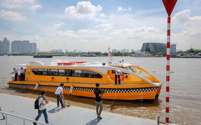 Nói một chút về tuyến xe buýt sông Sài Gòn thì kiểu water bus này rất phổ biến ở nước ngoài, nhất là ở Châu Âu, Dubai, ở Bangkok thì gọi là thuyền chứ ít gọi là water bus. Riêng ở Việt Nam thì đây dường như là hệ thống water bus (xe buýt sông) đầu tiên, do đó được xem là… “sự lạ”.