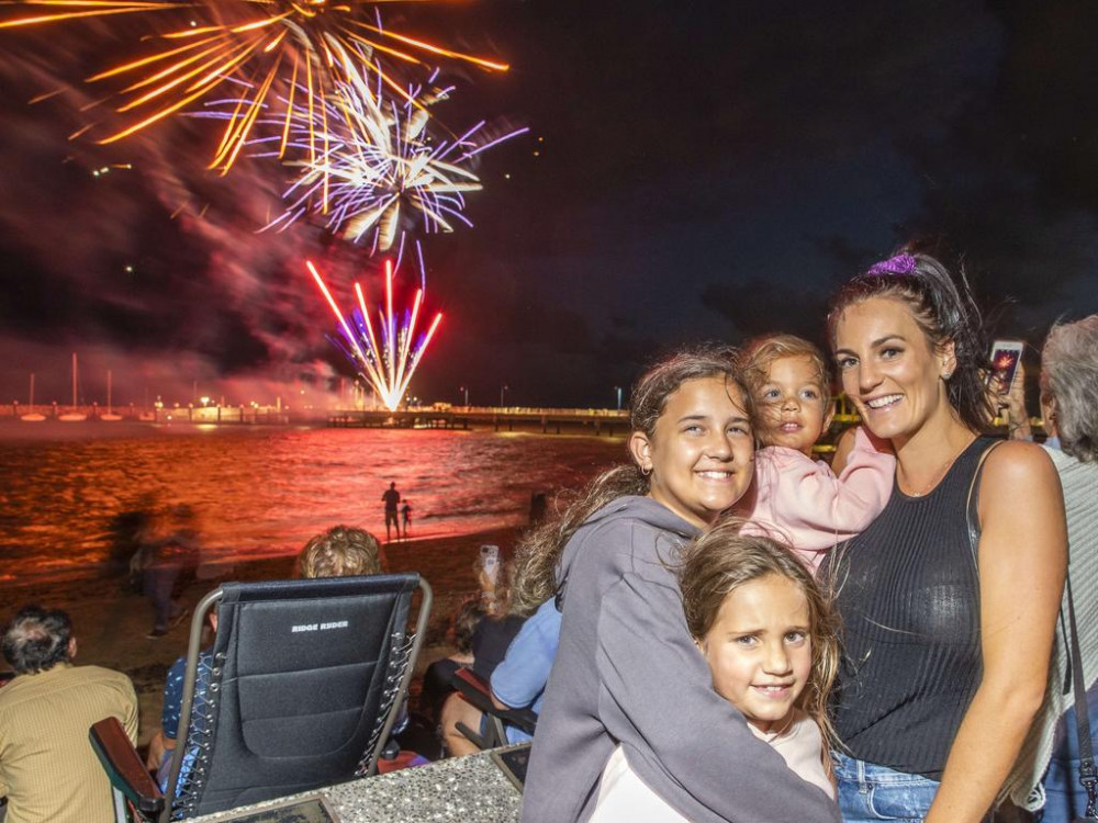 Một gia đình vui vẻ ngắm pháo hoa tại bang Queensland