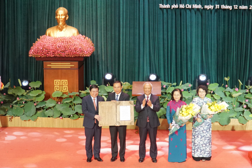 Phó Chủ tịch Quốc hội Uông Chu Lưu trao Nghị quyết của Ủy ban Thường vụ Quốc hội về việc sắp xếp các đơn vị hành chính cấp huyện, cấp xã và thành lập TP Thủ Đức thuộc TPHCM cho lãnh đạo TPHCM