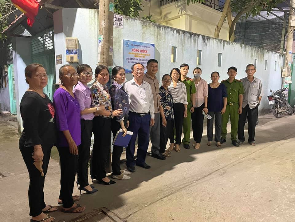 Các ban ngành đoàn thể của xã Phú Xuân và Ấp 4 cùng vui với Hội LHPN và người dân tuyến hẻm trong lễ khánh thành công trình. 