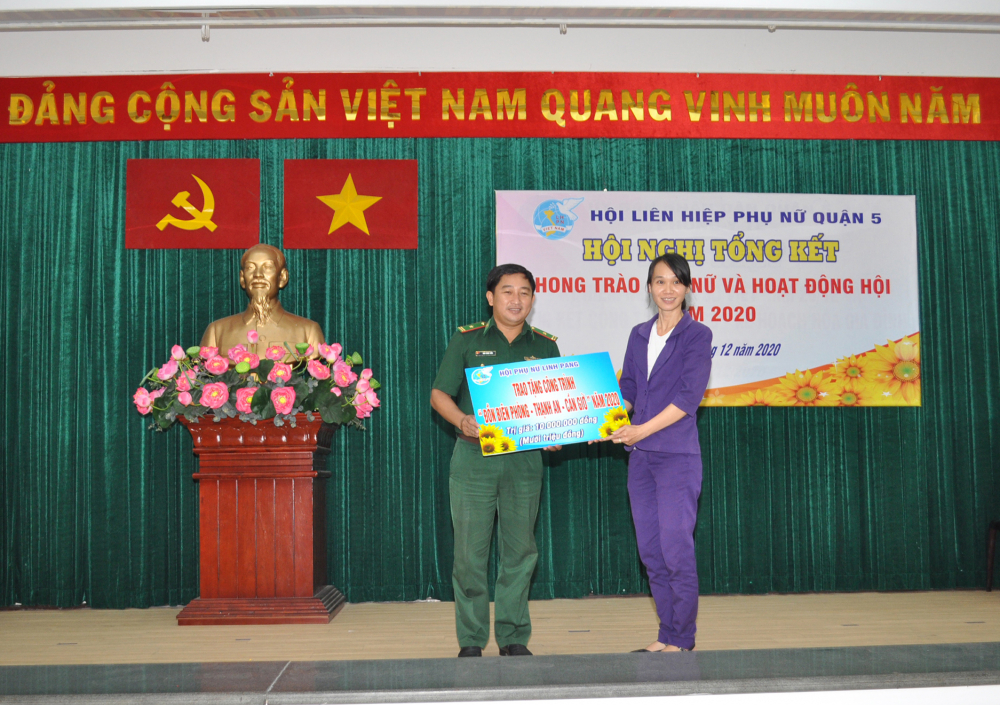 Tại hội nghị, Hội Phụ nữ công ty Linh Pang trao tặng công trình đồn biên phòng 