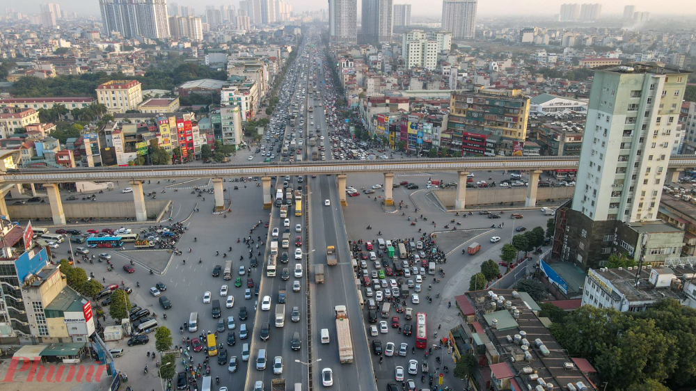 Nút giao Nguyễn Trãi - Khuất Duy Tiến bắt đầu chật kín xe cộ cả làn trên cao lẫn làn đường bên dưới.