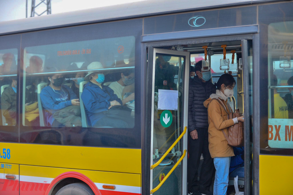 Xe buýt đi về các huyện ngoại thành Hà Nội cũng chật kín người.