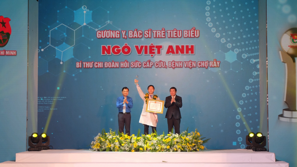 Tuyên dương gương y, bác sĩ trẻ tiêu biểu với bác sĩ Ngô Việt Anh, một trong những người tham gia tích cực ở tuyến đầu chống dịch COVID-19.