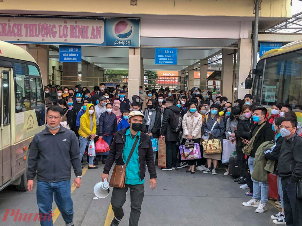 Lượng người xếp hàng chờ lên xe về quê ngày một đông, phần lớn là các bạn sinh viên và người lao động làm việc tại Hà Nội.