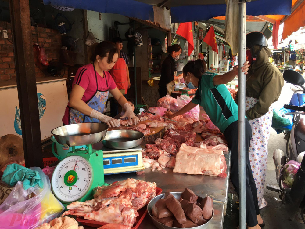 Giá thịt heo chợ sỉ tăng nhẹ, giá bán lẻ vẫn ổn định.