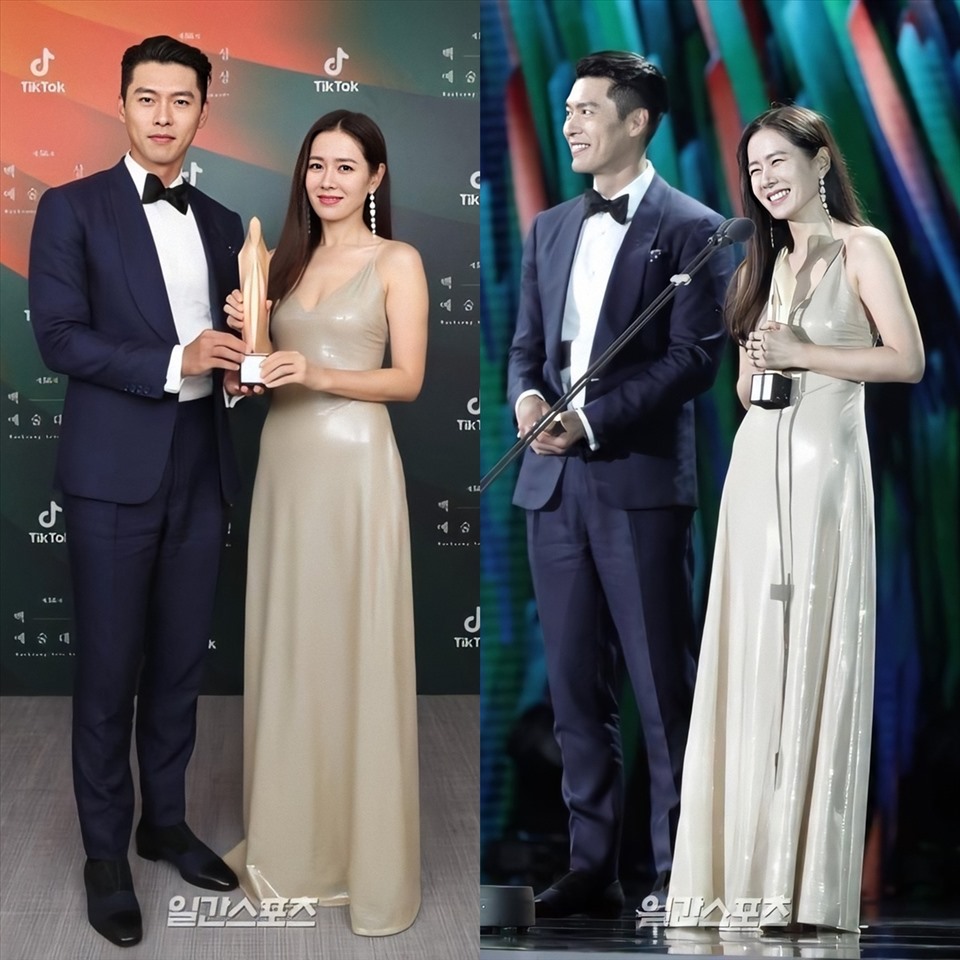 Cả hai tay trong tay sóng đôi trên thảm đỏ tại các lễ trao giải phim ảnh Hàn Quốc. Nếu như Son Ye Jin nữ tính trong bộ cánh phi bóng hai dây quyến rũ thì Hyun Bin cũng không kém phần sang trọng trong bộ vest lịch lãm.