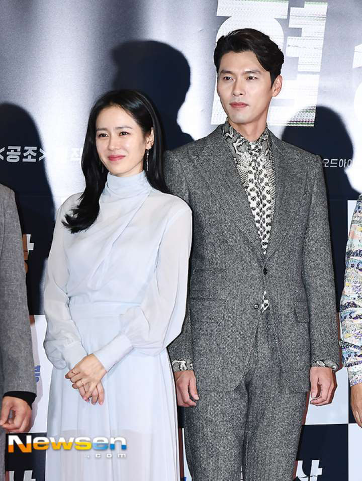 Son Ye Jin và Hyun BIn yêu thích những tồng màu trung tính, cổ điển dễ dàng trong việc phối trang phúc.