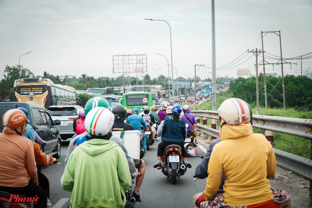 Đoàn xe di chuyển chậm, nối dài trên cầu Bình Điền (huyện Bình Chánh)