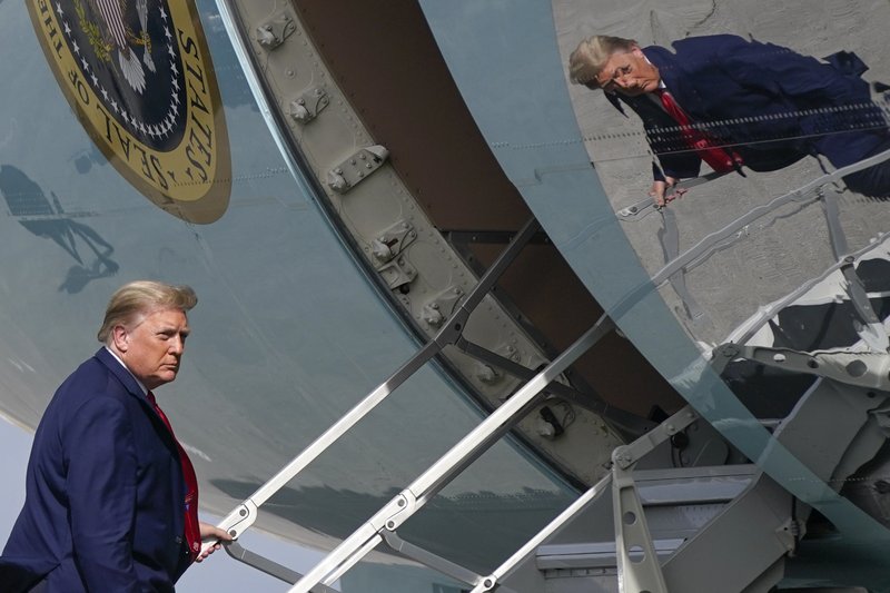 Tổng thống Trump rút ngắn kỳ nghỉ lễ tại Florida để quay về Nhà Trắng hôm 31/12 