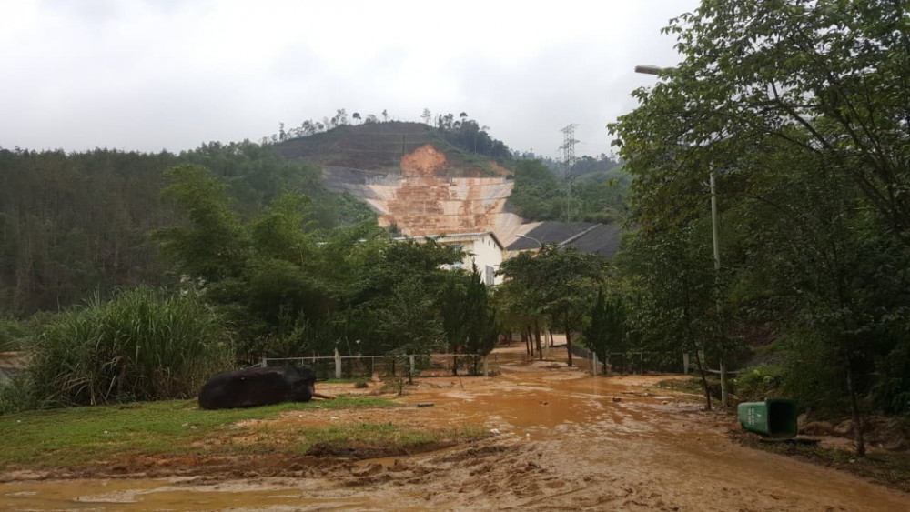 Vị trí xảy ra sự cố vỡ ống ngầm dẫn nước vào Nhà máy thủy điện A Lưới cách khu vực dân cư xã Hồng Hạ khoảng 800m