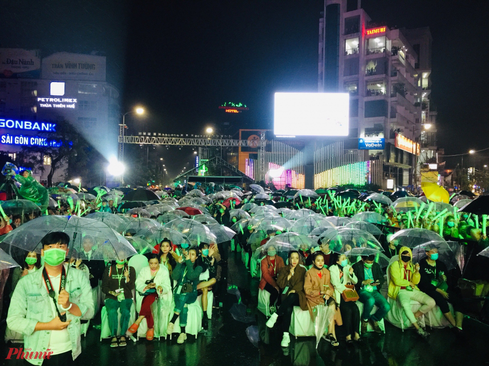 Không khí sôi động đón chào năm mới 2021 tại TP Huế dù trời mưa lớn